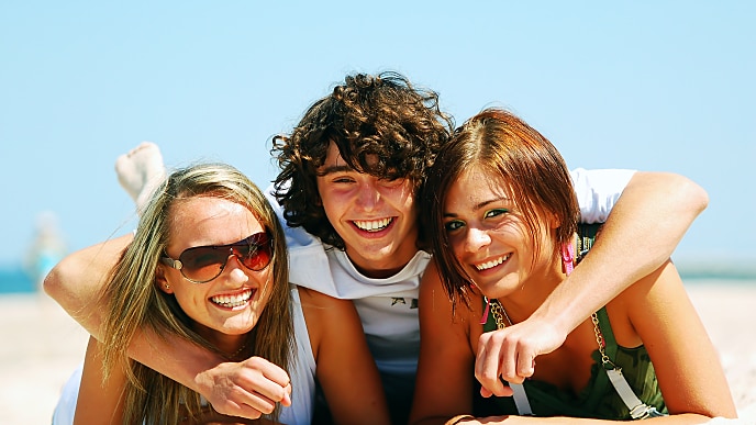 Trois amis partageant et souriant