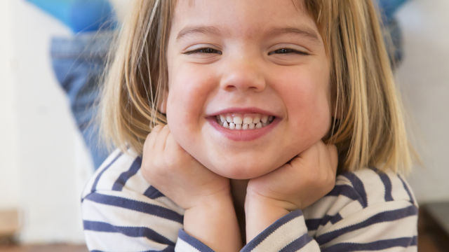 Un garçon souriant et regardant la caméra