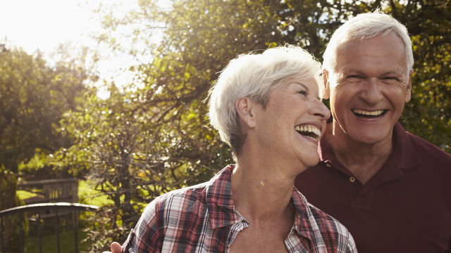 Personnes âgées souriant et heureuses