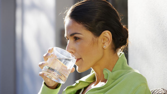 Une fille buvant de l'eau, concentrée