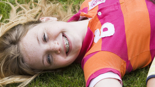 Fille souriant à la caméra